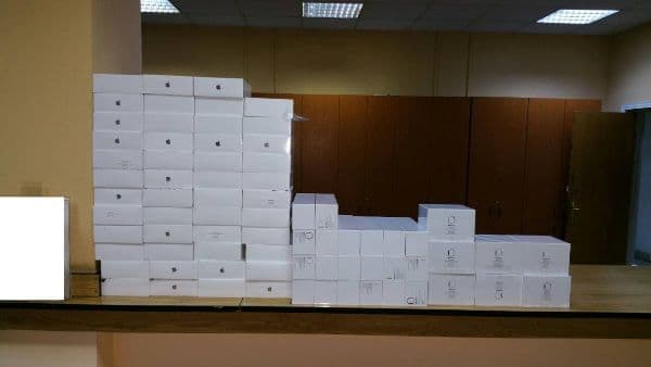47 tablete Ipad Mini şi 27 ceasuri Apple Watch ascunse într-un autocar, descoperite de polițiștii de frontieră - FOTO