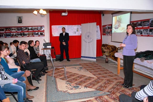 „Să vorbim despre bani şi bănci” la Seminarul Teologic „Sf. Ioan Iacob” Dorohoi - FOTO