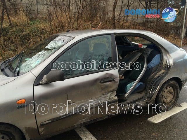 Accident spectaculos: A rămas fără o portieră după o plimbare pe Bulevardul Victoriei din Dorohoi - FOTO