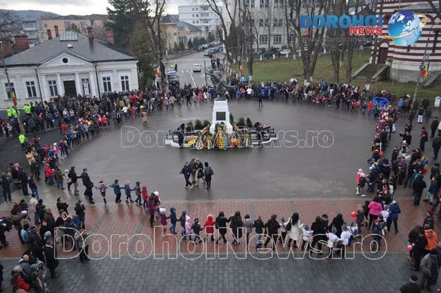1 Decembrie sărbătorit la Dorohoi cu muzică autentică, depunere de coroane, horă și mâncare ostășească - VIDEO/FOTO