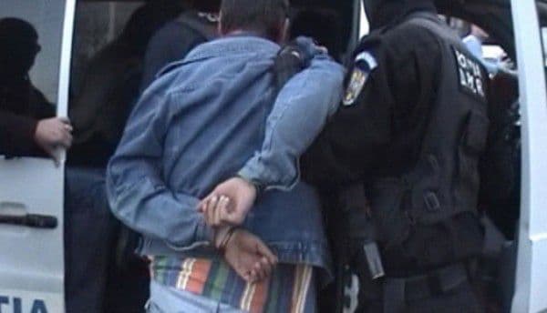 Tânăr botoşănean bănuit de comiterea unor furturi, identificat şi reţinut de poliţişti 