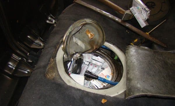 Peste 400 pachete de ţigări de contrabandă depistate în rezervorul unui autoturism - FOTO