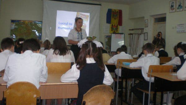 Prieteni la distanţă:Şcoala A.I Cuza Dorohoi în vizită la Gimnaziul „Nicolae H. Costin” , Chișinău, Republica Moldova - FOTO
