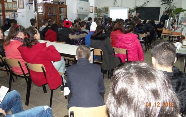 Proiectul „Nu pune cătuşe viselor, ci traficanţilor care le răpesc” desfăşurat la Liceul Tehnologic Alexandru Vlahuţă Şendriceni! - FOTO