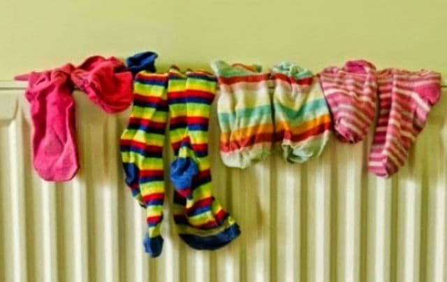 Ce se întâmplă de fapt dacă usuci rufele pe calorifer