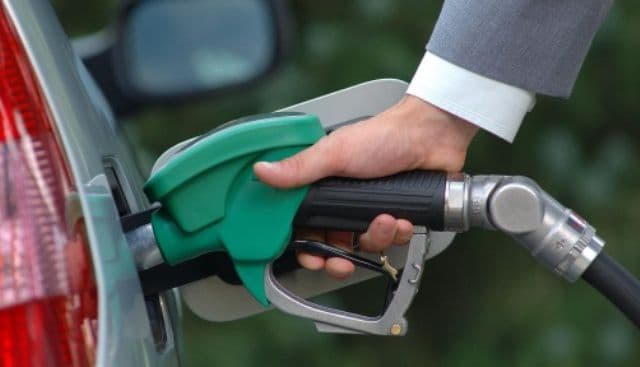 Surpriză la benzinării pentru șoferi. Prețul la carburanți s-a prăbușit!