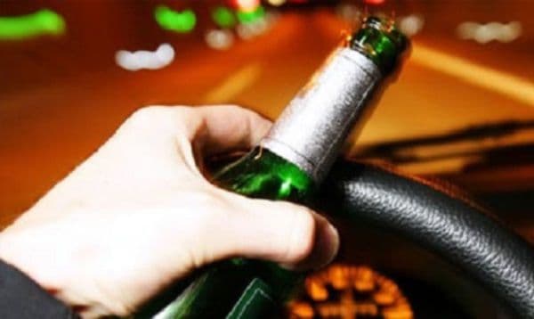 Inconștiență la volan! Au pornit la o plimbare cu maşina, deşi se aflau sub influenţa alcoolului