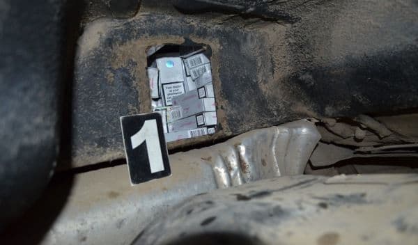 Peste 4.000 de ţigarete ascunse în lonjeroanele unui autoturism descoperite de poliţiştii de frontieră! - FOTO