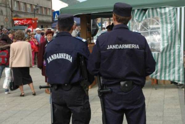 Ţigări de contrabandă confiscate de jandarmi în Piaţa Centrală din Botoşani