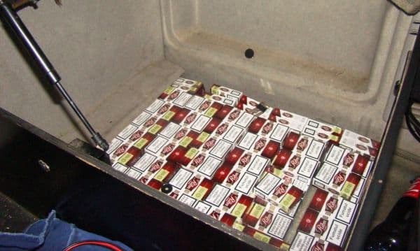 Ţigări de contrabandă ascunse în spatele scaunului şoferului unui autocamion
