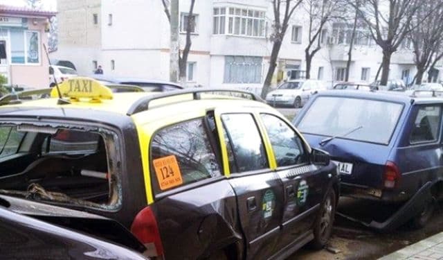 Isprava unei şoferiţe neatente: Două persoane rănite și trei mașini avariate!
