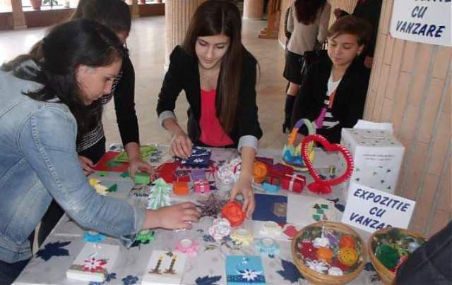 Prefectul Costică Macaleți în vizită la expoziția copiilor de la Complexul de apartamente „Casa Mea” din Dorohoi