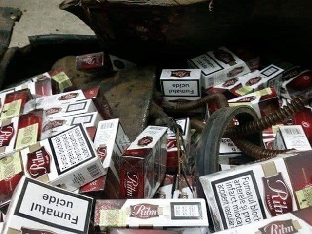 Peste 7 mii de țigări de contrabandă depistate de polițiștii de frontieră, ascunse în rezervorul unei maşini - FOTO