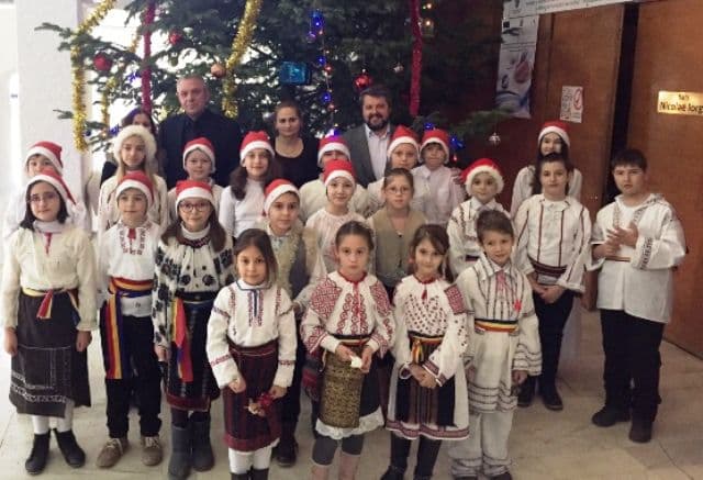 Primii colindători au sosit la Palatul Administrativ. Le-au urat de sărbătoare celor de la Prefectură și Consiliul Județean Botoșani - FOTO