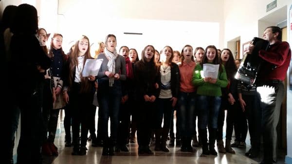Colindătorii au adus vestea Naşterii Domnului prin colinde şi la Spitalul Municipal Dorohoi! - FOTO
