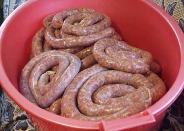 Cum prepari cei mai fragezi cârnați de casă