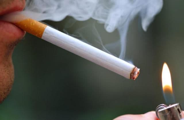Noua Lege antifumat. Cât te costă dacă aprinzi ţigara într-un loc nepermis. Ce amenzi pot primi firmele