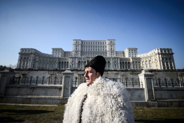 Guvernul s-a sucit: schimbă Legea Vânătorii, după protestul ciobanilor
