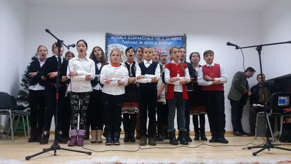Festivalul „Iată vin colindători”, patronat de Şcoala Gimnazială Nr.1 -  Dumeni - GALERIE FOTO