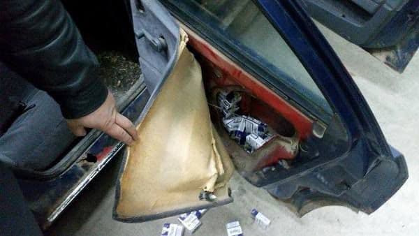 Imaginaţie spectaculoasă a unor tinere contrabandiste! Portiere dublate cu ţigări depistate de poliţişti! - FOTO
