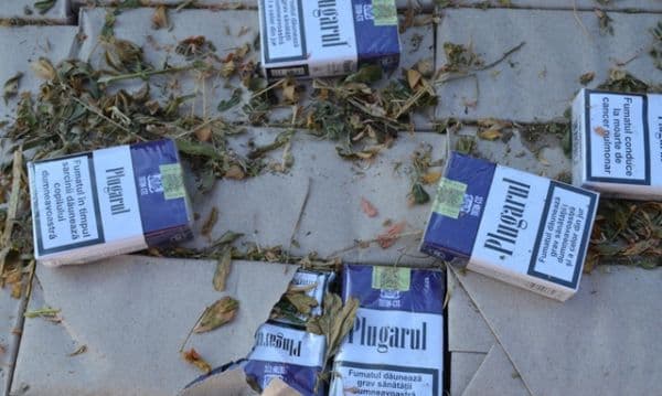 Rămâi „gură cască”! Căruţă cu podea dublă – metoda inedită de contrabandă a unui cetăţean român - FOTO