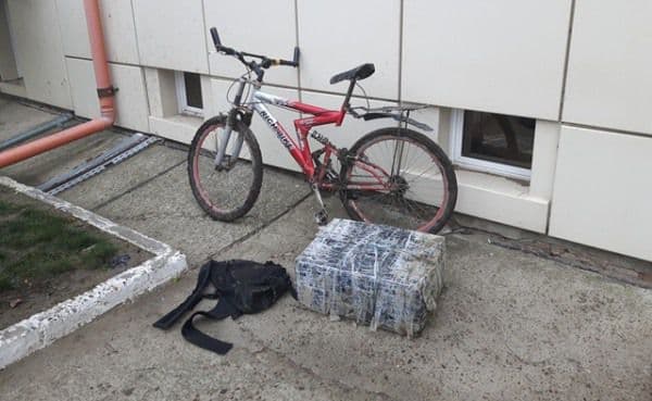 Aproximativ 10.000 de ţigări de contrabandă transportate cu bicicleta – FOTO