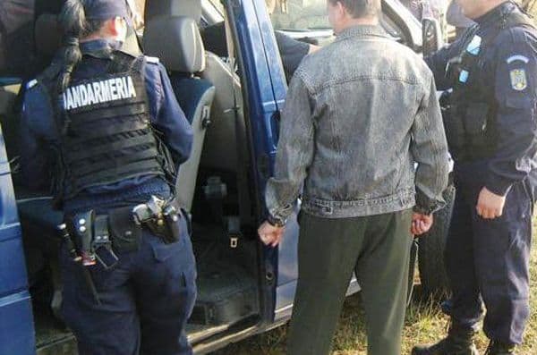 Un bărbat beat și supărat că fosta concubină nu-i deschide ușa a făcut scandal într-o scară de bloc