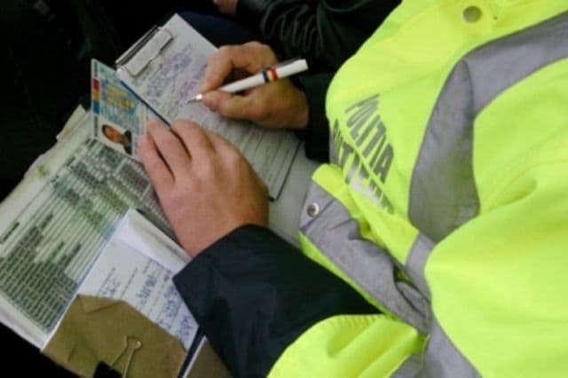 Tânăr şi neliniştit! Deși era beat și avea permisul suspendat, a plecat în toiul nopţii la plimbare cu maşina prin Dorohoi