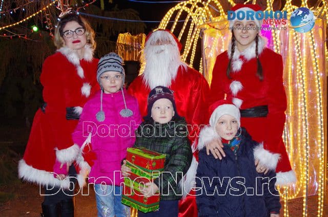 Sute de cadouri au fost împărțite de Moș Crăciun copiilor din Dorohoi - FOTO