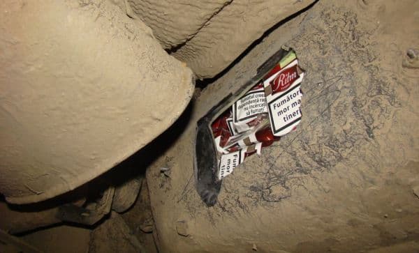 300 pachete de ţigări de contrabandă depistate în rezervorul unui autoturism! - FOTO