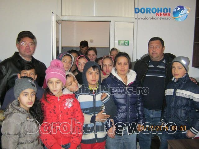 Peste 100 de pachete împărțite de Primăria Dorohoi copiilor romi de la Școala Gimnazială „Ștefan cel Mare” - FOTO