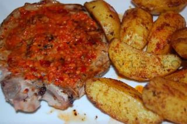 Friptura de porc împănată și cartofi țărănești