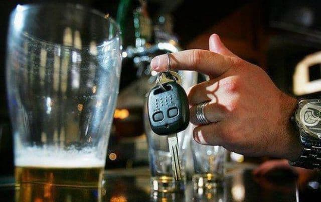 Beat criţă s-a izbit într-un autoturism care circula regulamentar şi a fugit de la locul accidentului