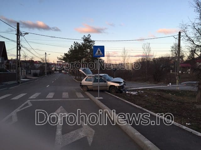 ACCIDENT! Două mașini distruse și un stâlp dărâmat pe strada Nicolae Titulescu din Dorohoi - FOTO