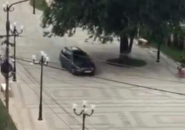 Primim la redacție - Un șmecher din Dorohoi a intrat cu mașina în zona pietonală - VIDEO / FOTO