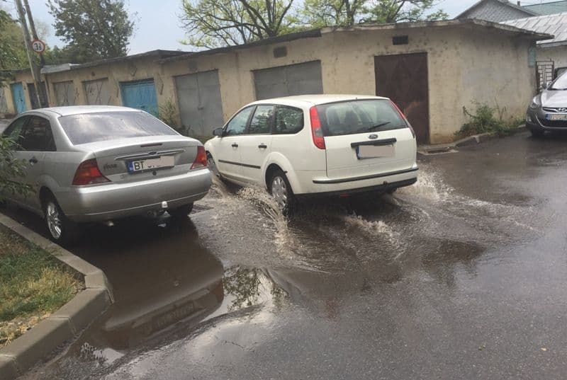 Primim la redacție - Asfalt nou, bălți noi – Bătaie de joc sau nepăsare? - FOTO