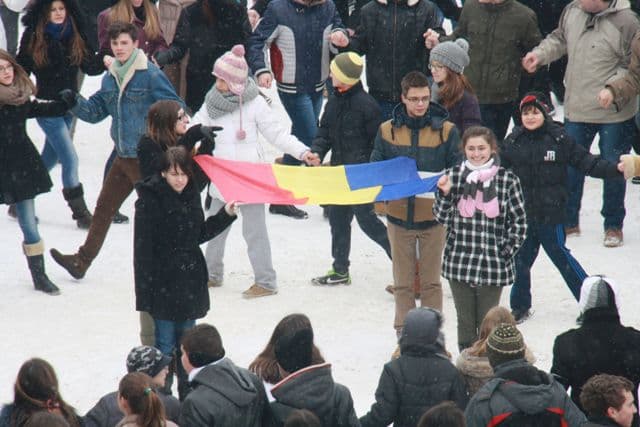 Hora Unirii cu un mare număr de elevi (2)