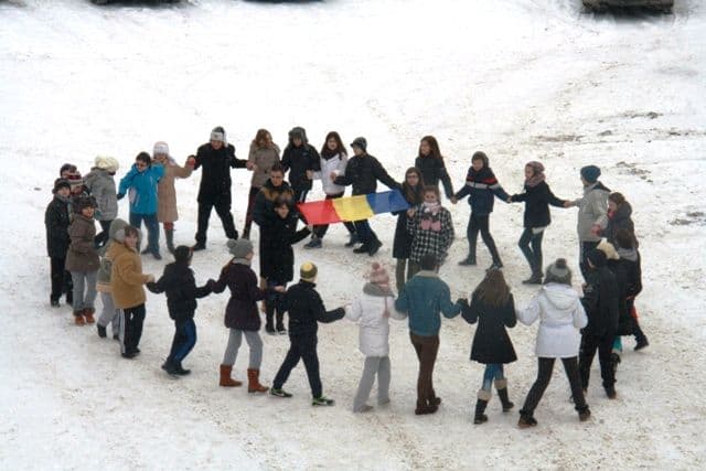 Hora Unirii cu un mare număr de elevi (4)