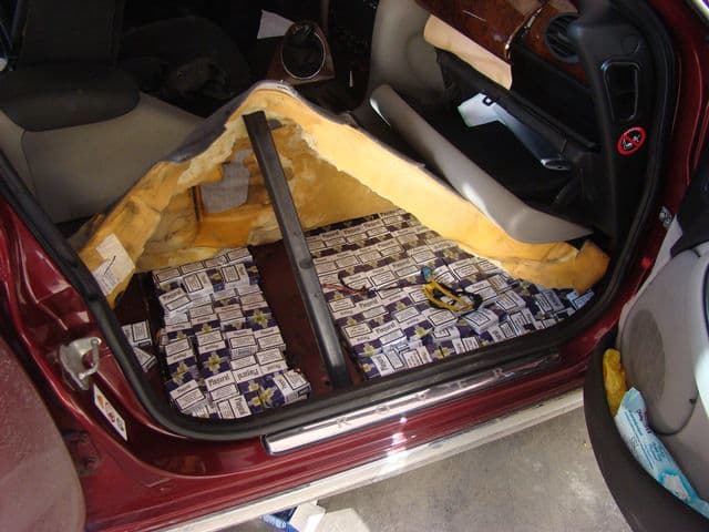 igarete de contrabandă descoperite cu ajutorul câinelui MICAX - 8