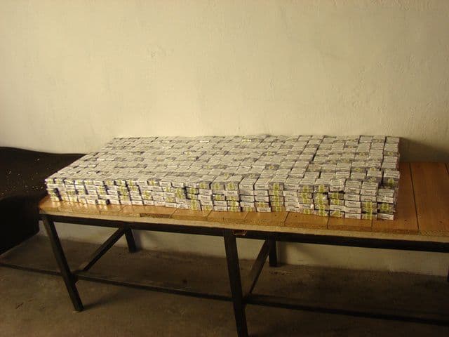 igarete de contrabandă descoperite cu ajutorul câinelui MICAX - 14