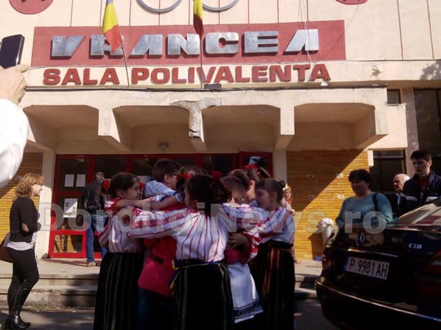 Premiul I la concursul de dansuri populare de la FOCSANI (2)