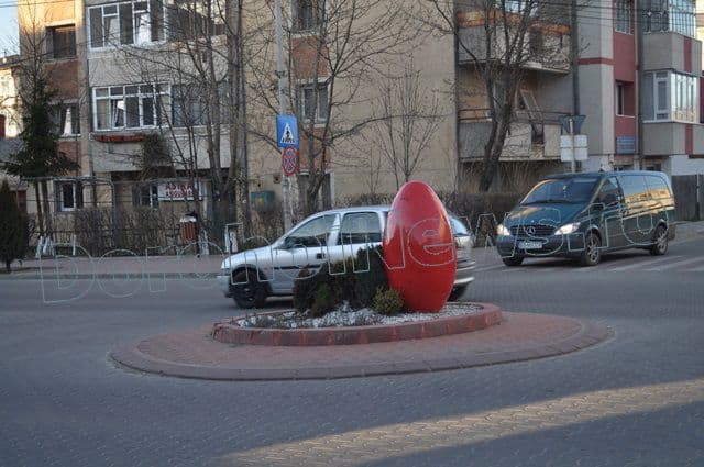 Oua rosii uriase in Dorohoi_01