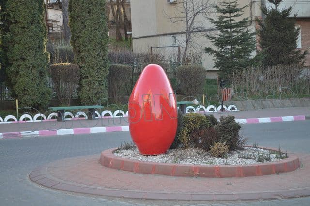 Oua rosii uriase in Dorohoi_02