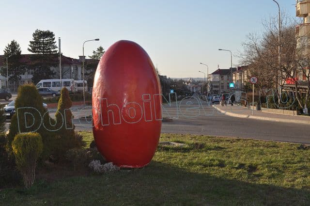 Oua rosii uriase in Dorohoi_03