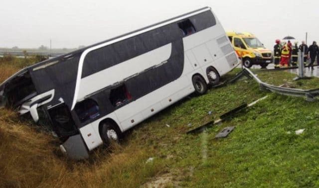 Un autocar s-a răsturnat în Italia. Cel puţin 44 de răniţi, mulţi în stare gravă