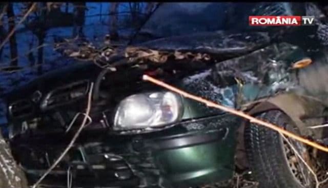 Accident! Un șofer s-a izbit cu mașina într-un cap de pod. Autoturismul a rămas suspendat pe o conductă de gaz - VIDEO