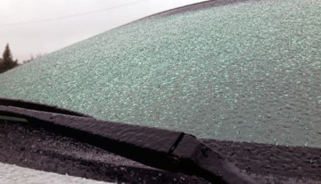 Curăță gheața de pe parbrizul mașinii în 60 de secunde cu acest amestec. E mai simplu decât credeai!