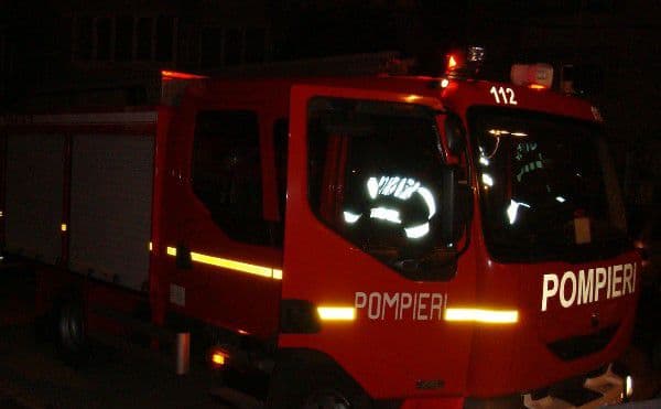 Mașină în flăcări pe strada Spiru Haret din Dorohoi. Pompierii au intervenit prompt și au evitat extinderea focului