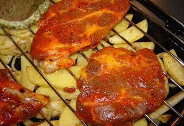 Friptură mixtă de porc la cuptor