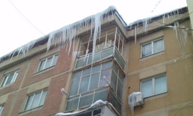 Vezi ce amendă vei plăti dacă nu dai jos ţurţurii de pe acoperiş